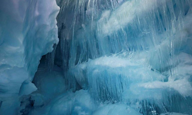 Українські полярники знайшли в Антарктиді "загублену" печеру
