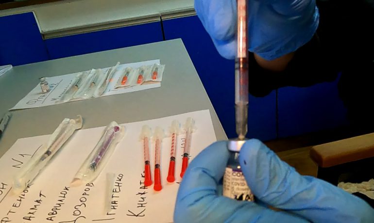 Полярники на "Вернадському" отримали першу дозу вакцини від COVID-19
