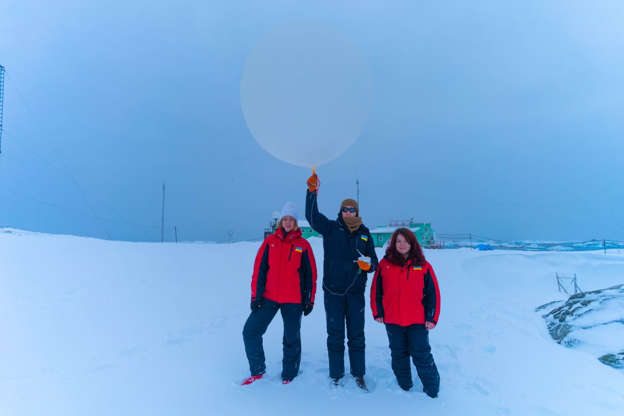 How and why do Ukrainian polar explorers launch radiosondes?
