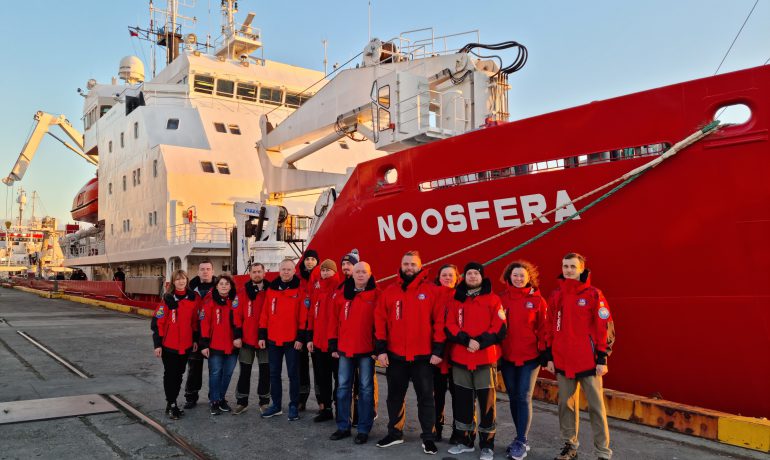 The third Antarctic season of Noosfera continues: the icebreaker is again on its way to Vernadsky