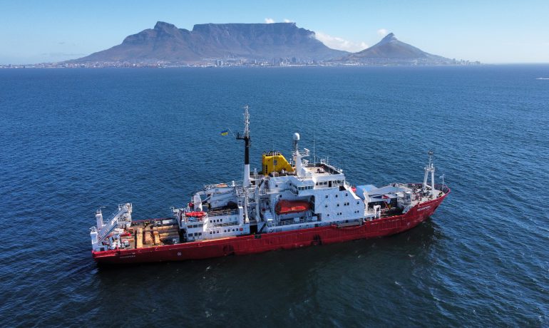 «Ноосфера» прибула в Кейптаун – закінчився її третій антарктичний сезон