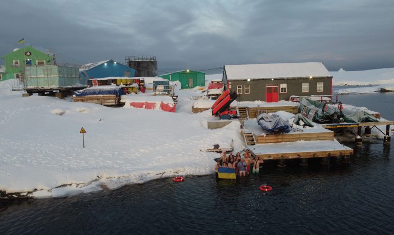 Спортивні змагання та купання в крижаному океані: як українські полярники відзначили Мідвінтер