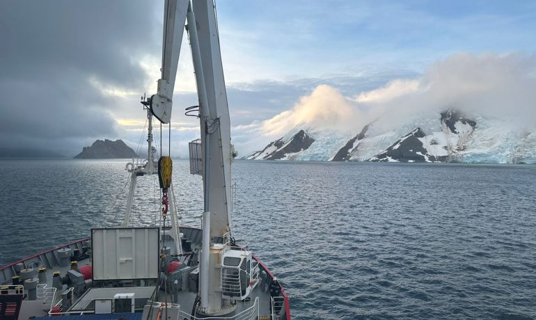 RV Noosfera arrived at Arctowski Polish Antarctic Station