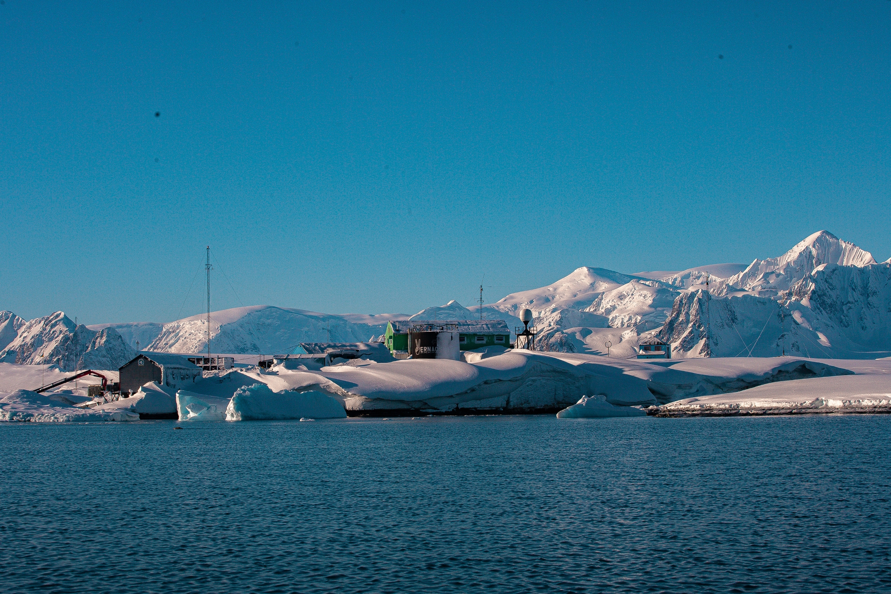 Наука в Антарктиці: що та як там вивчають українці?