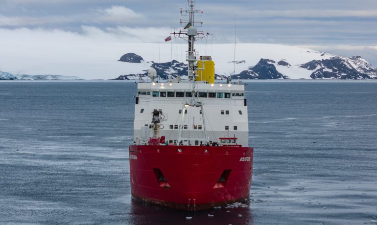«Ноосфера» — вже біля «Вернадського»: доставила українську та мексиканську експедиції