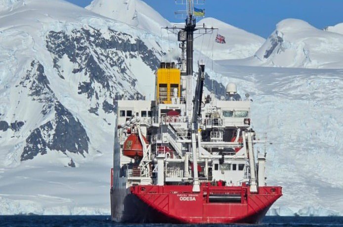 Noosfera crossed the Arctic Circle for the first time and provides international research