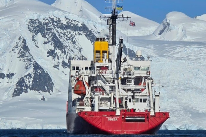Noosfera crossed the Arctic Circle for the first time and provides international research