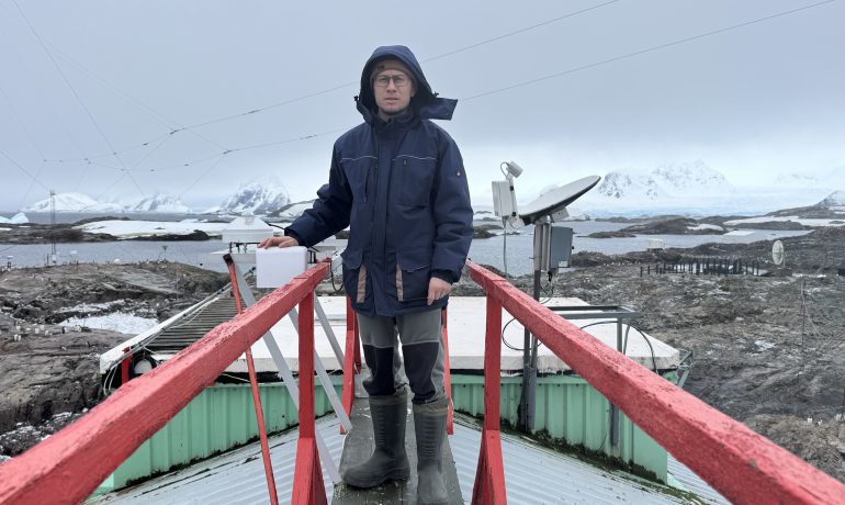 Українські вчені встановили нові прилади для вимірювання якості повітря в Антарктиці та Світовому океані