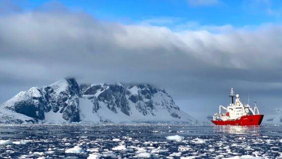 Криголам "Ноосфера" наближається до станції, "Академік Вернадський", фото: НАНЦ